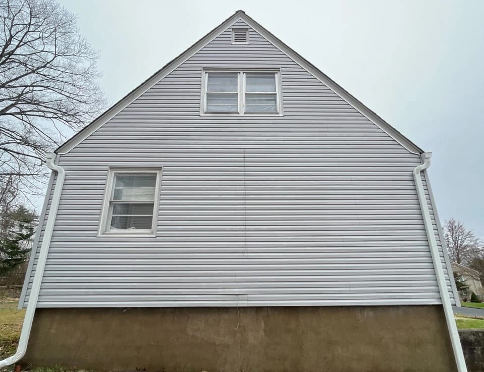 New Franklin Power Washing technician performing detailed house washing in New Franklin residential area